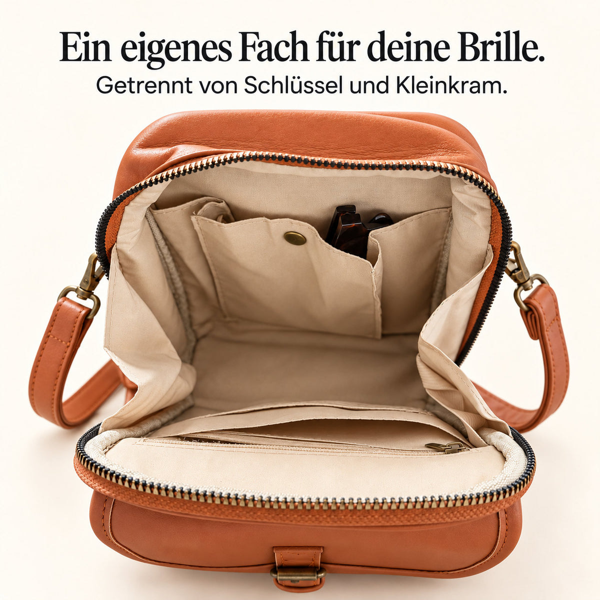 Innenaufteilung der Mavelle mit Brille im separaten Stofffach – Studioansicht. Ein eigenes Fach für deine Brille. Getrennt von Schlüssel und Kleinkram.