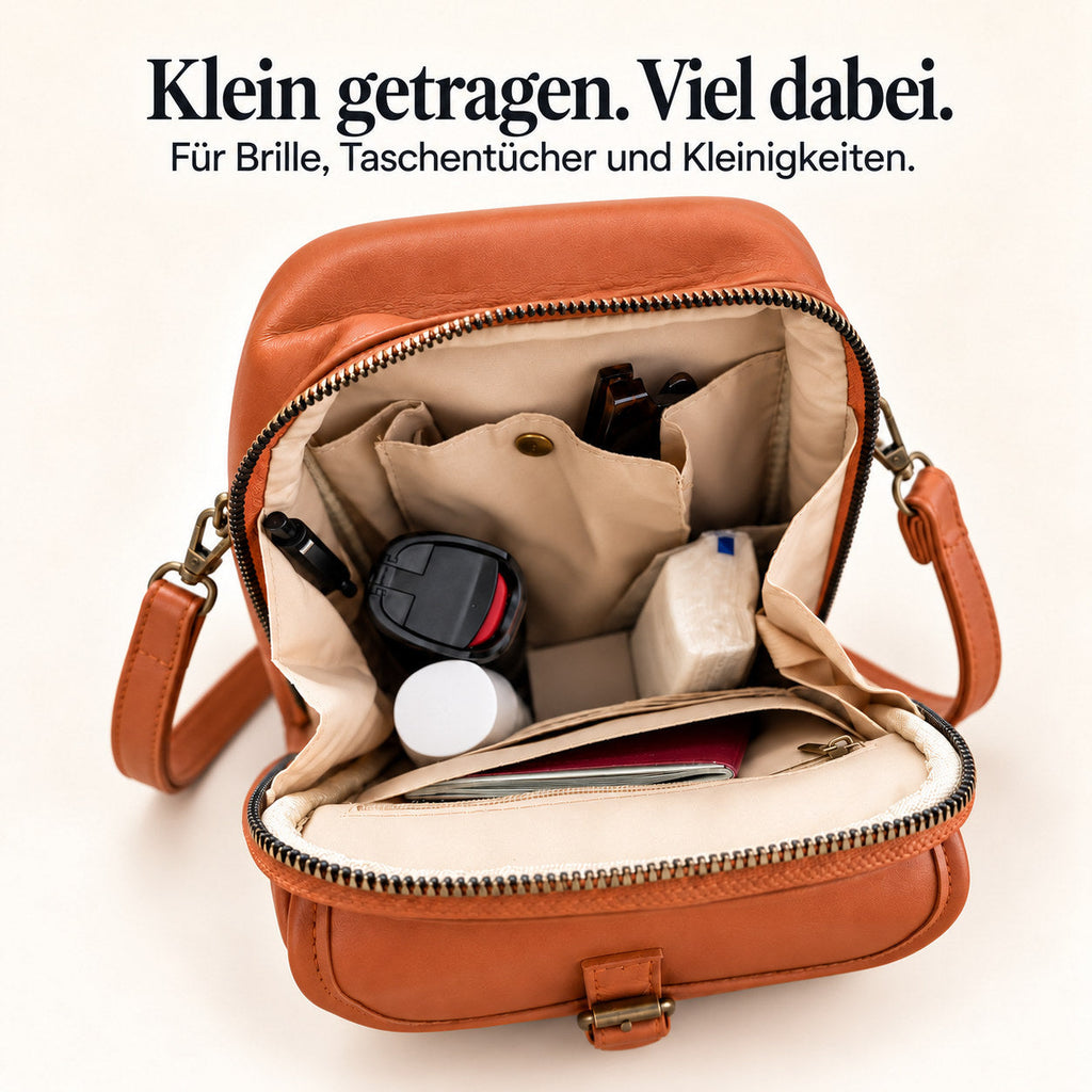 Geöffnete Mavelle mit Brille, Taschentüchern und kleinen Alltagsgegenständen. Klein getragen. Viel dabei.