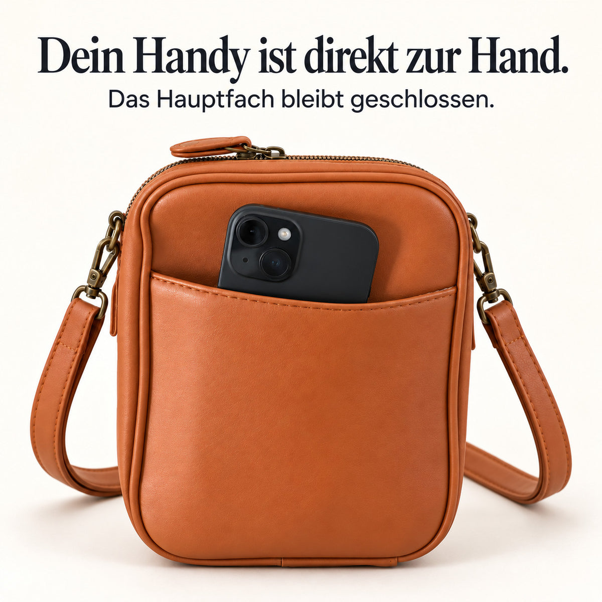 Mavelle in Braun mit Smartphone im rückseitigen Einschubfach – Studioansicht. Dein Handy ist direkt zur Hand. Das Hauptfach bleibt geschlossen.